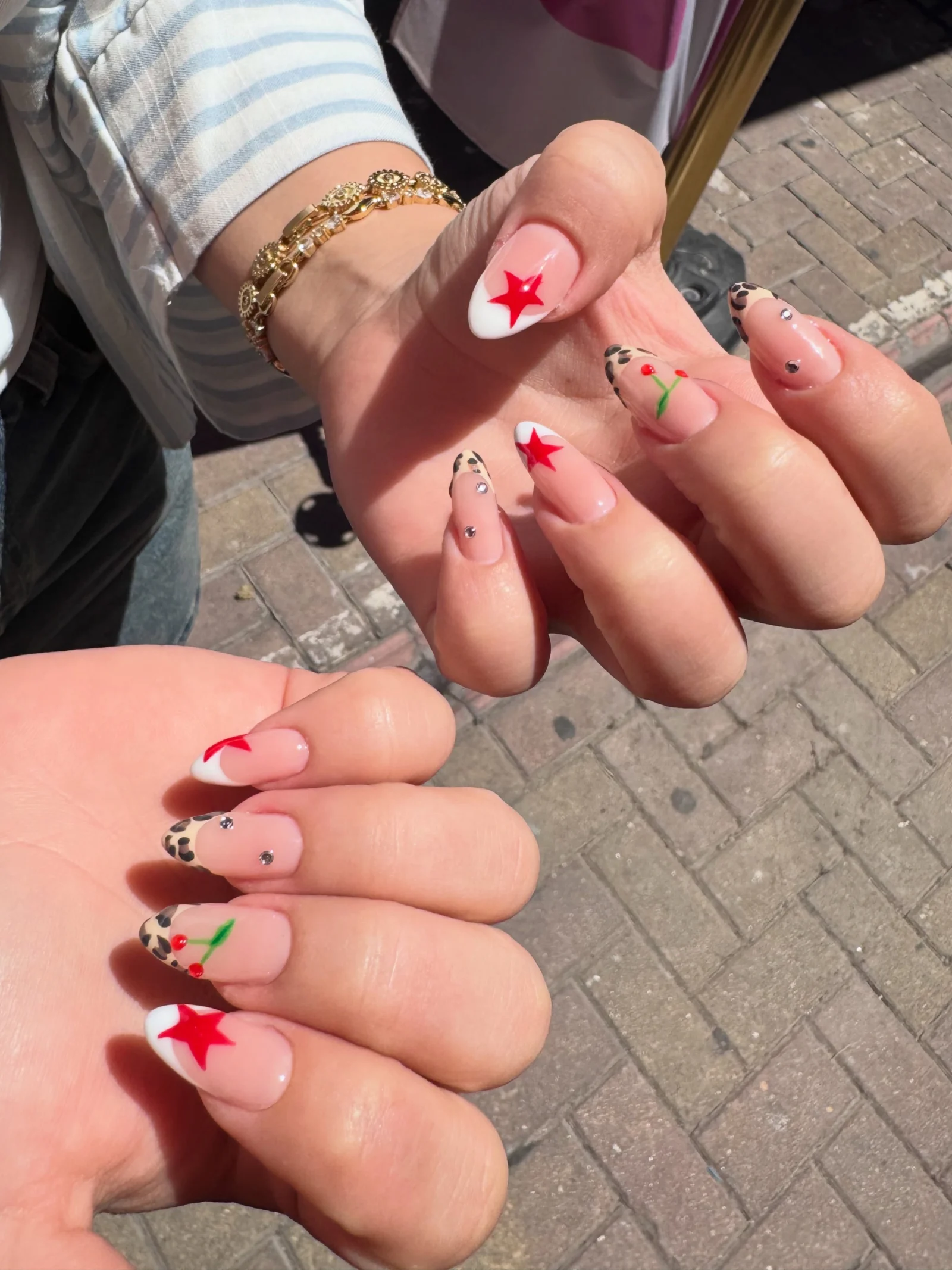 Yıldız ve kiraz motifli renkli nail art